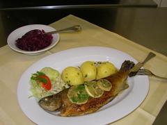 Forelle (ohne Mittelgräte - praktisch grätenfrei) mit Rotkohl und Kartoffeln