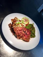 Köhlerhüttensteak - gefülltes Kammsteak mit Bohnen und Bratkartoffeln