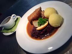 Hausgemachter Sauerbraten mit Rotkohl und Klößen