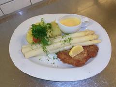 Zarter Sächsischer Spargel mit Schnitzel und hausgemachter Hollandaise