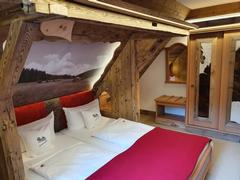 gemütliches Bett mit altem Scheunenholz dekoriert (111)
