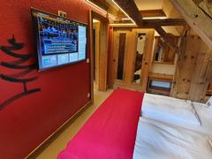 Schlafzimmer mit riesigem LCD-Fernseher