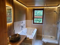 Geräumiges Badezimmer mit Whirlwanne und Dusche (111)