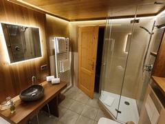 Gemütliches Bad mit Whirlwanne, Dusche, Steinwaschbecken, Handtuchtrockner und WC (112)