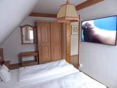 Schlafzimmer von 111 - Blick auf den riesigen LCD-Fernseher