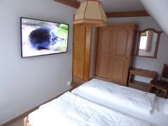 Schlafzimmer von 112 mit Blick auf den riesigen LCD-Fernseher